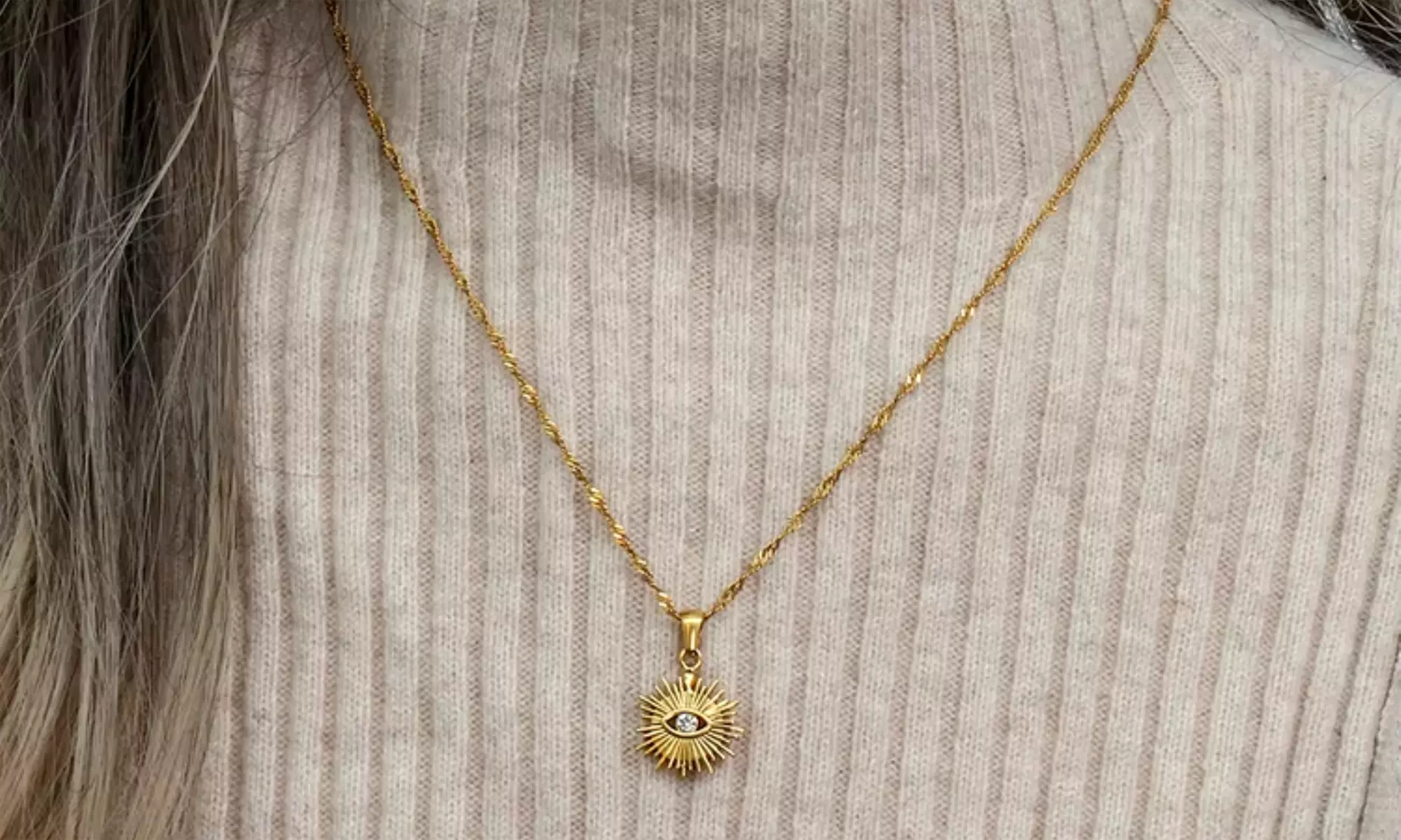 Collier doré soleil et œil