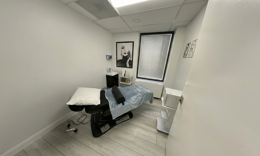 Image 2: Hydra Facial Deep Clean Detox & Hydration for Face or Back