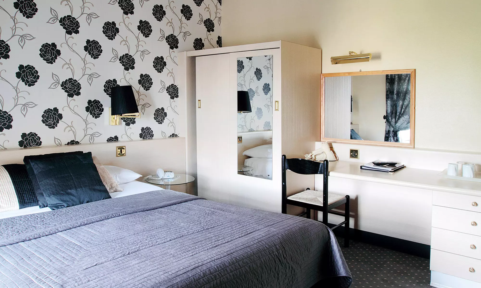 Edinburgh: 1 Nights with Continental Breakfast and a Welcome Drink