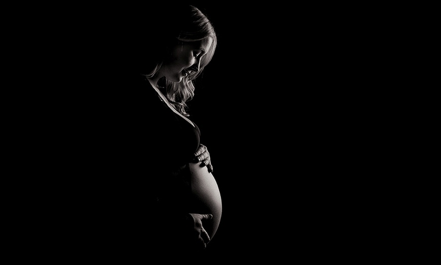 Image 6: Maternity photoshoot with an soft copies on USB
