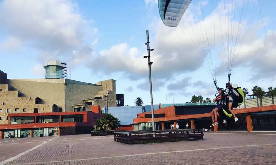 Saca tu aventurero interior: vuelo de iniciación al parapente con foto