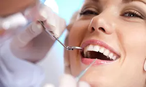 Higiene dental completa con revisión y opción a curetaje de 1 o 2 arcadas para 1 persona, con hasta un 75% menos