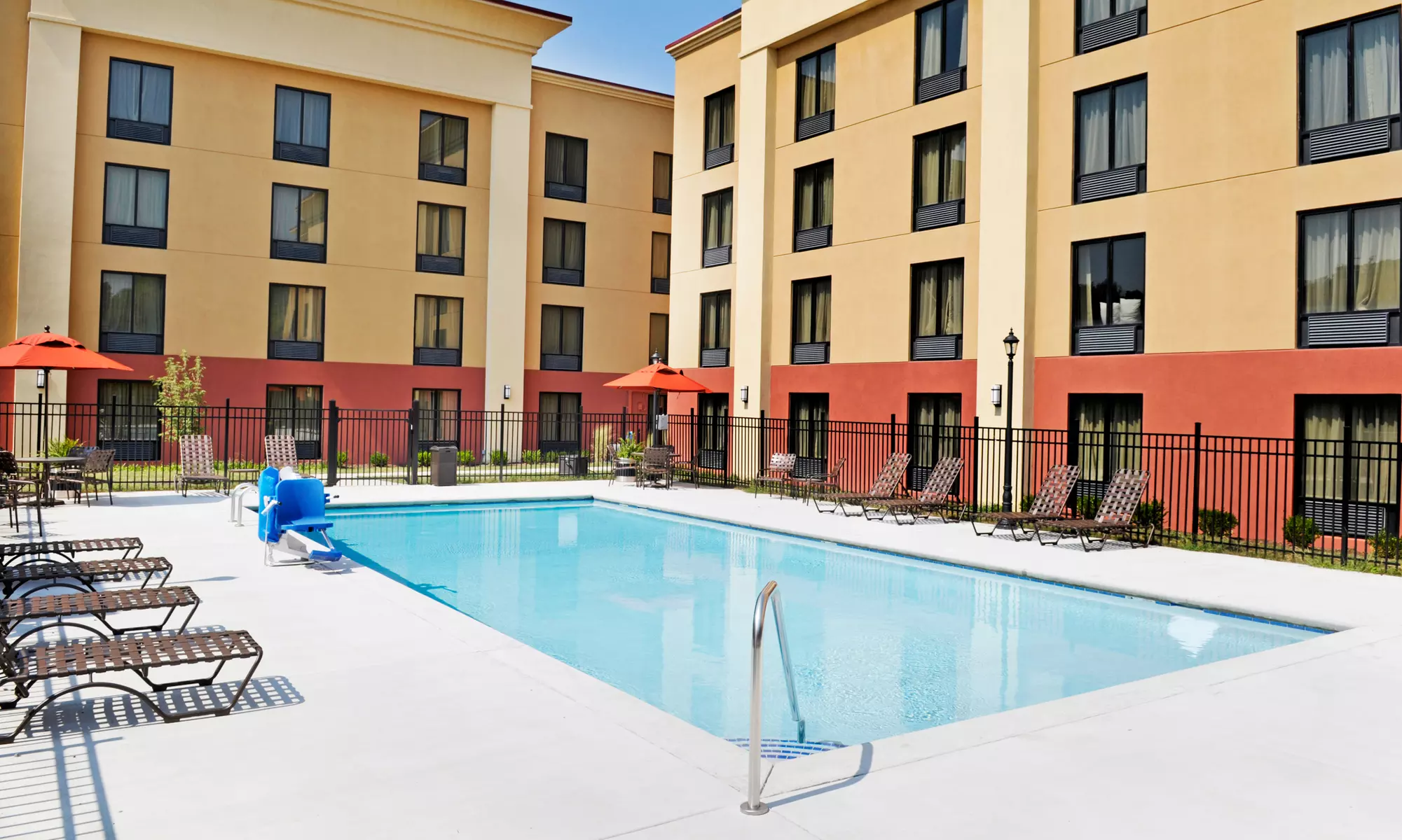 Stay at Best Western Plus Sunrise Inn in Nashville, with Dates into December - Primary Image