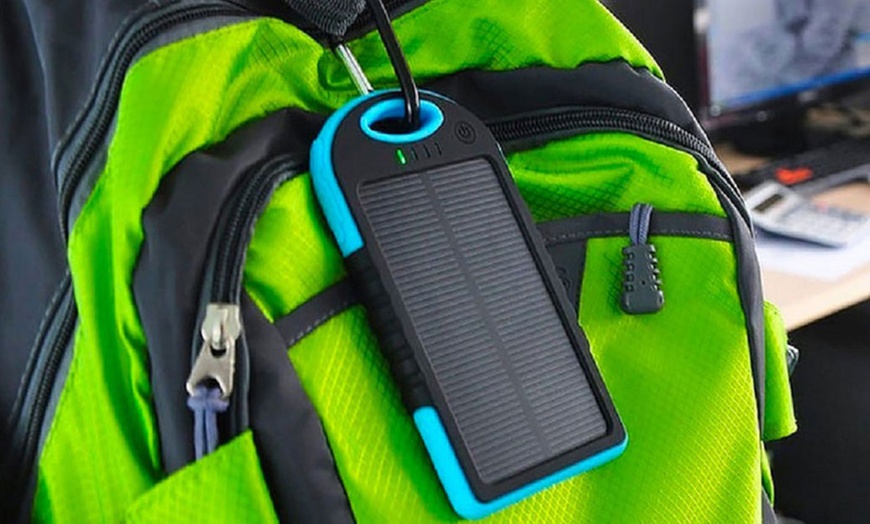 Image 3: Cargador portátil solar con doble puerto USB, resistente al agua