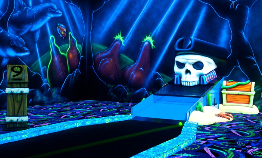 Image 1: Blacklight midgetgolf