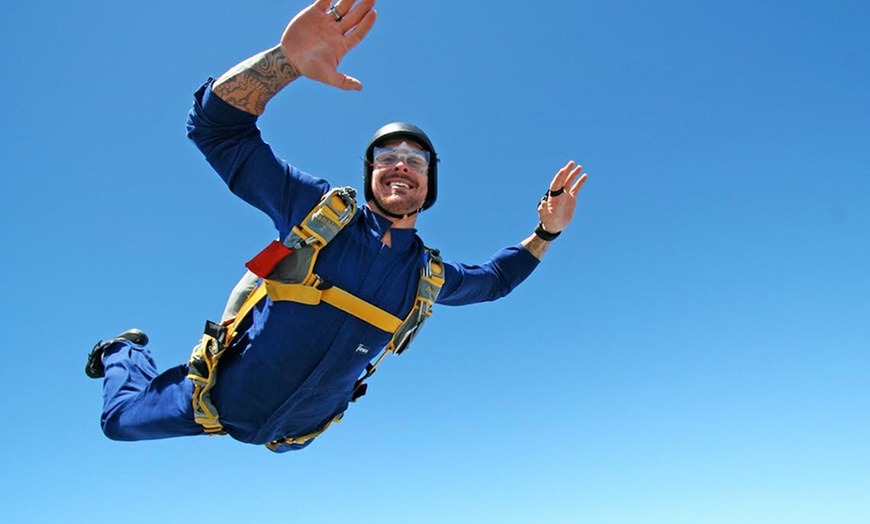 Image 3: Jump! Solo Skydiving Course