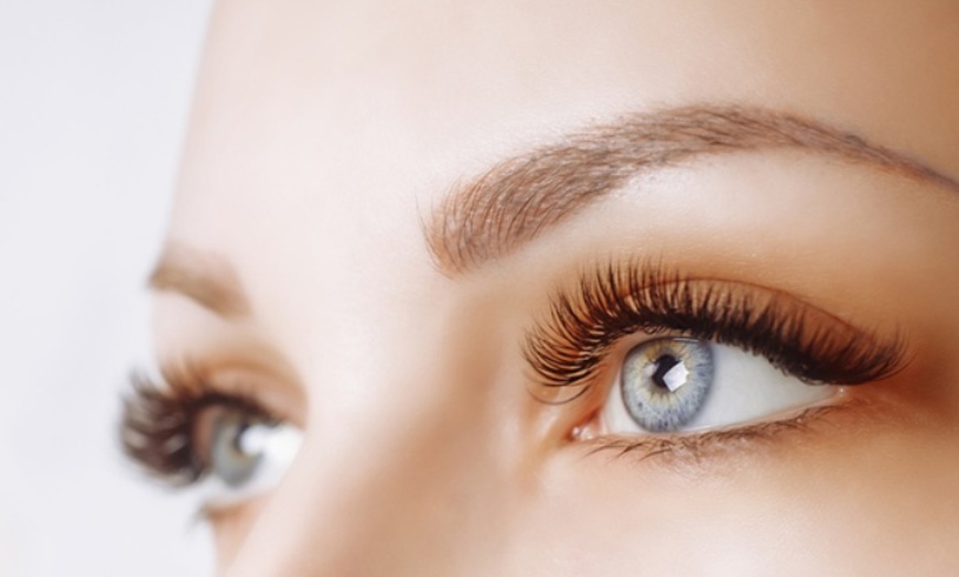 Image 1: Séance de beauté du regard au choix avec ASMICOIFF LA DIFFERENCE