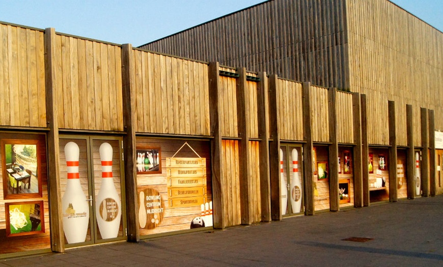 Image 4: Daag je vrienden of familie uit: 1 uur bowlen incl. onbeperkt grillen 