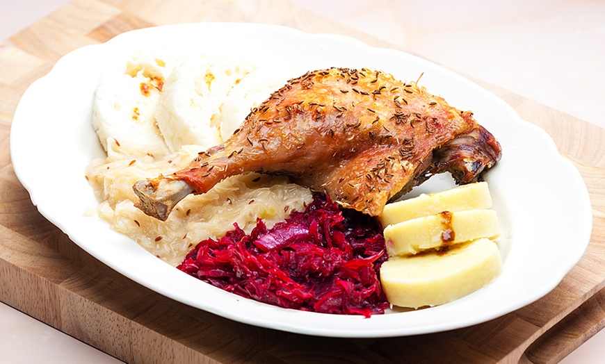 Image 1: Ente mit Rotkohl, Klöße und Dessert des Hauses