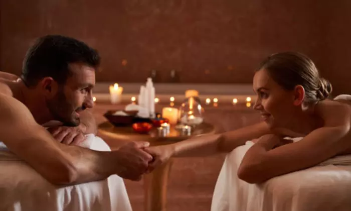 ¡Hasta 41% de descuento en masaje en pareja con cava y bombones en Blisstopia Masajes! ¡Relájate y ahorra! - Primary Image