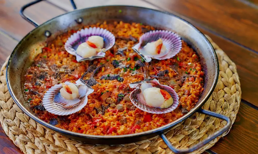 Saborea la tradición mediterránea: menú con botella de vino para 2 o 4