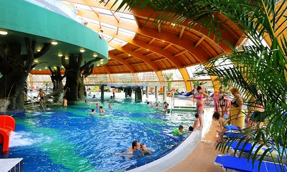 Węgry: 1-14 nocy dla 2 lub 4 osób z wyżywieniem HB, sauną i więcej w Panoramie Wellness Apartman Hotel 4* - first minute - Primary Image