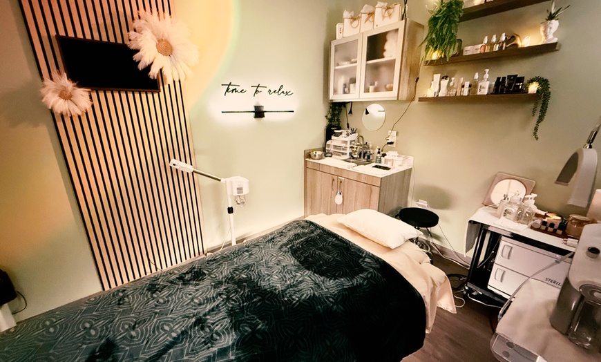 Image 3: Relaxation Bundle: 60-Min Massage+ Signature Facial+ Aromatherapy/More