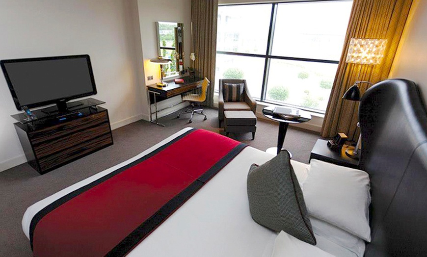 Image 2: 4* Break With Spa and Cream Tea