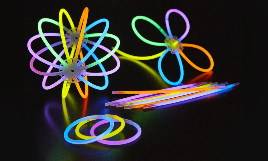 Image 4: 100 Glow Sticks with Connectors