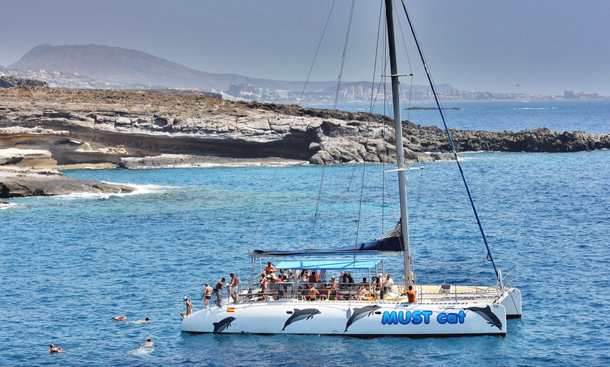 Image 5: ¡Descubre la aventura! Excursión en catamarán con comida y bebida