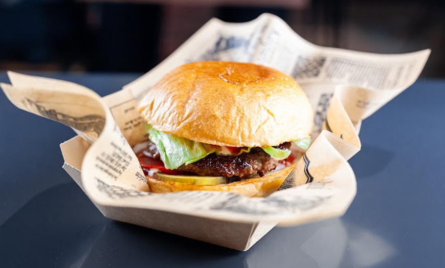 Image 1: Menú de hamburguesas para 2 personas con opción a postre