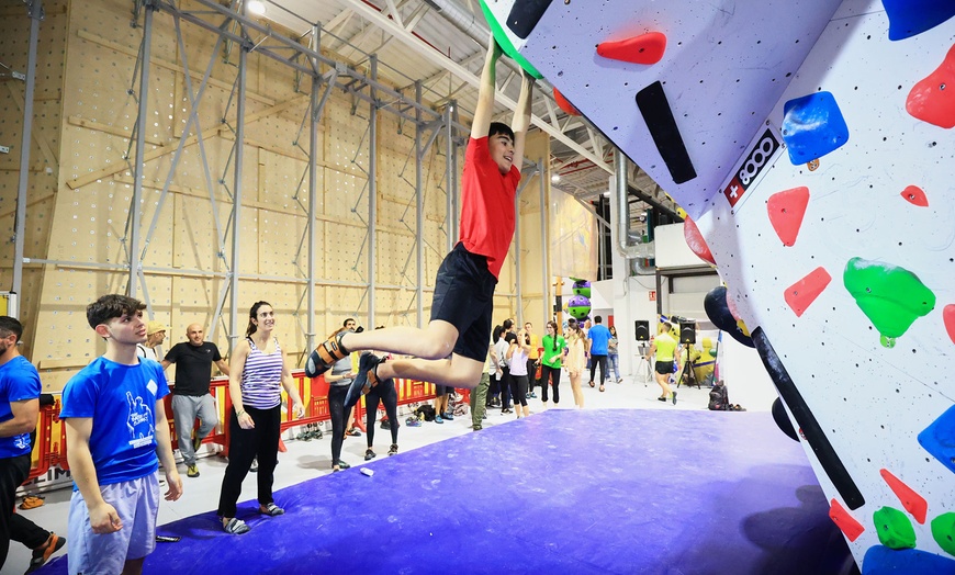 Image 8: ¡Escala sin límites! Acceso libre a rocódromo para niños o adultos 