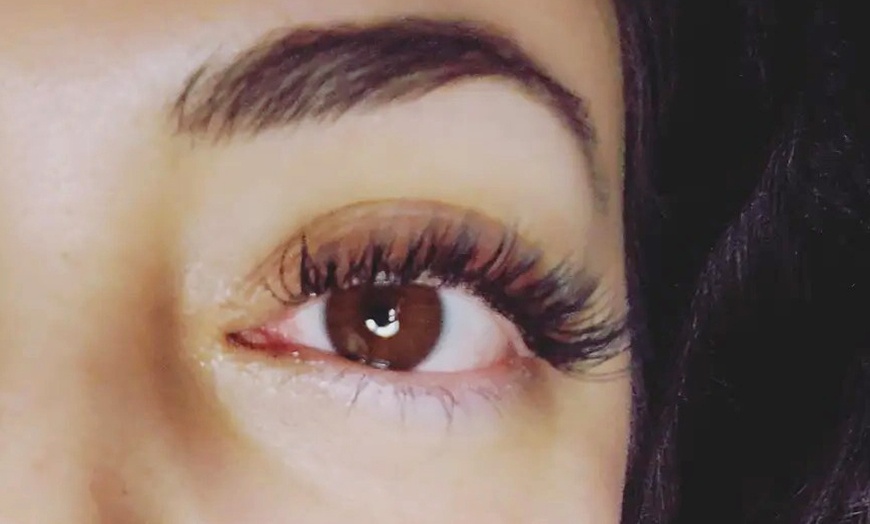 Image 7: Achieve Glamorous Lashes with Eyelash Extensions