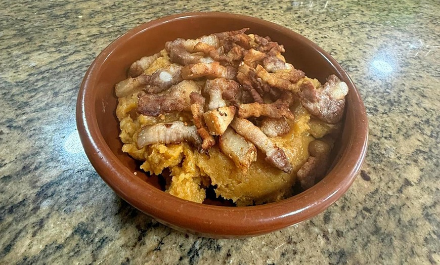 Image 4: Picoteo que te veo: menú de raciones con postre y bebida para 2 o 4