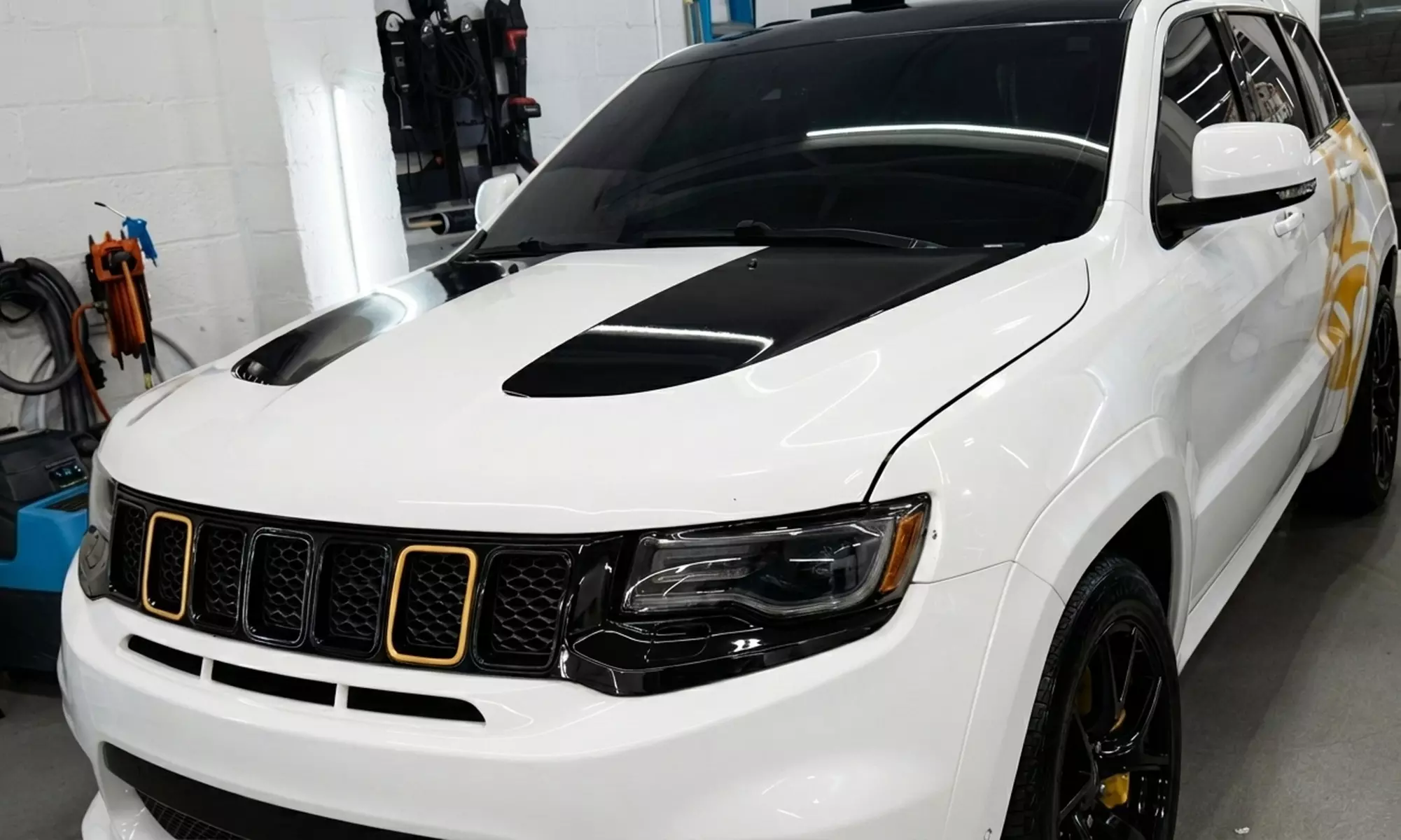 Get Your Vehicle Shine w/ Interior & Exterior Auto Detailing Services