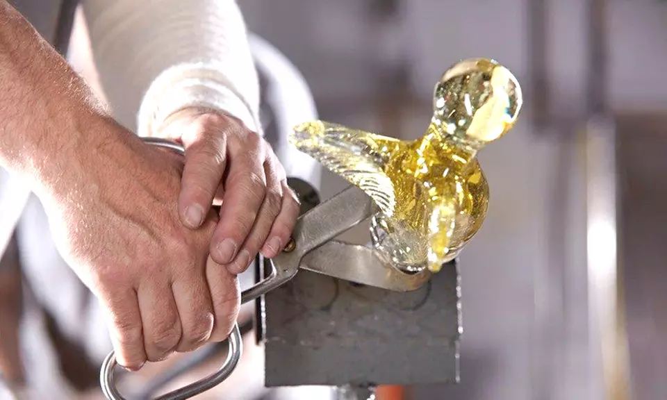 Kryształowa podróż w serce rzemiosła: zwiedzanie Huty Julia