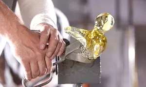 Kryształowa podróż w serce rzemiosła: zwiedzanie Huty Szkła Kryształowego Julia dla 1-4 osób (do -31%)