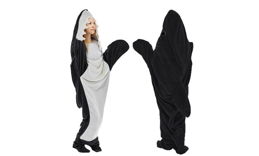 Image 7: Shark Design Polyester Blanket