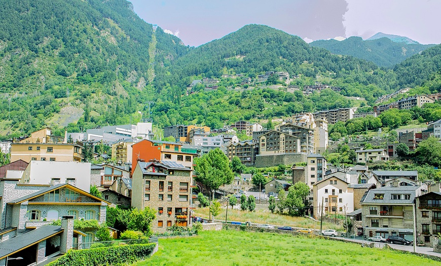 Image 1: 1 nuit en Andorre avec entrée au centre thermal "La Caldea"