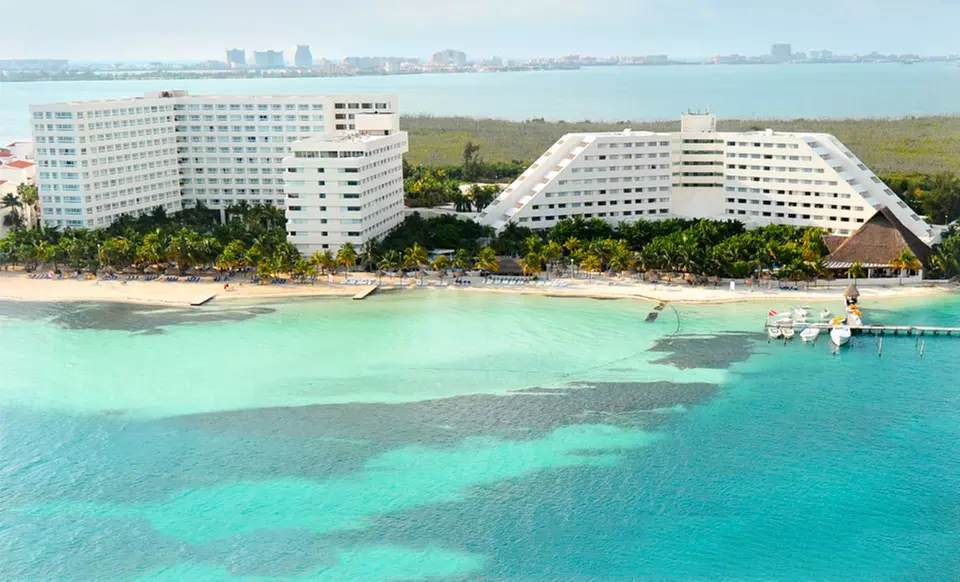 ✈ 3-, 4-, 6-, or 7-NT All-Incls. Grand Oasis w/Nonstop Air from Vacation Express. Price/Person Based on Dbl. Occupancy. - Primary Image