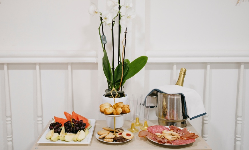 Image 3: Masaje o ritual premium en pareja con cava y picoteo