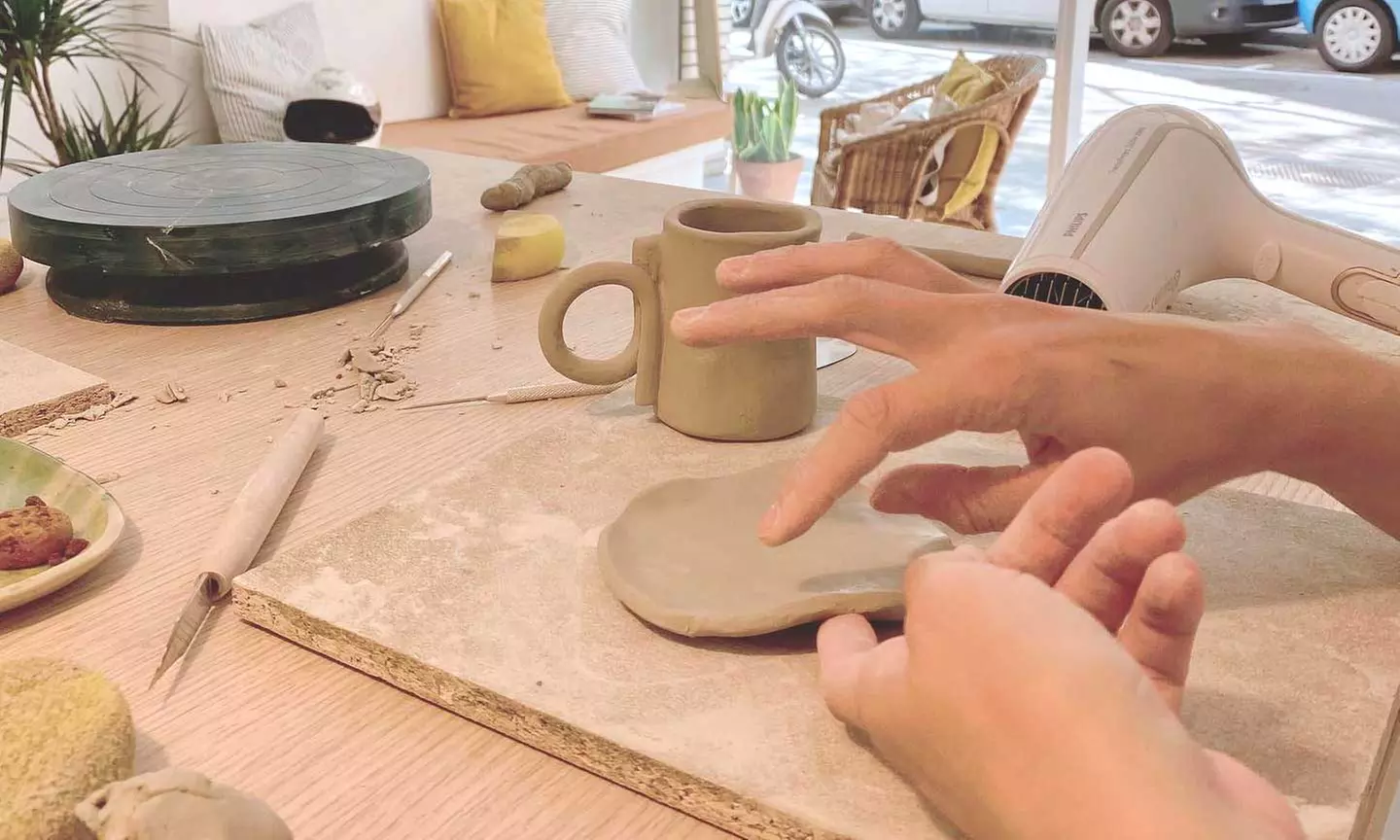 Taller de cerámica con opción a dos copas de vino para 1 o 2 personas