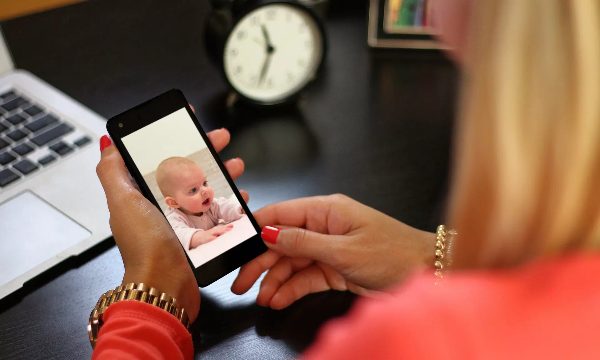 Überwachungskamera-Set aus drahtloser IP-Innen- und IP-Außenkamera, optional mit Speicherkarten - Second Medium