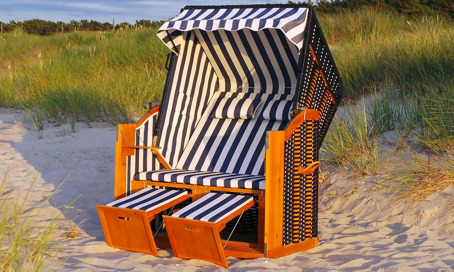 Luxus-Strandkorb Rügen mit 2 Klapptischen in der Farbe und Breite nach Wahl - Primary Image