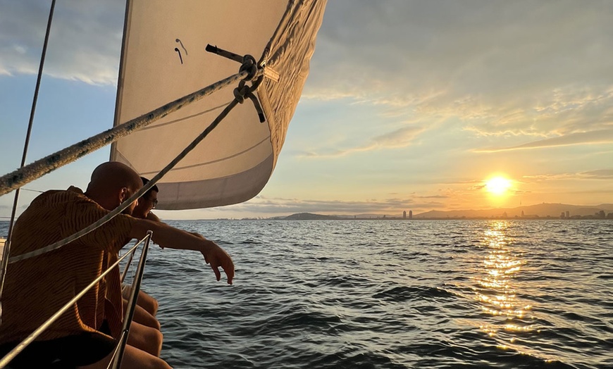 Image 3: Tour en barco de 2h y 4h en Barcelona, varias opciones disponibles 