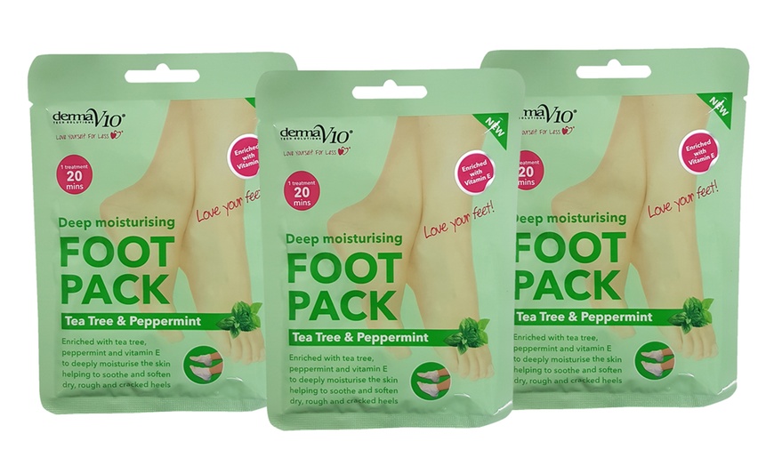 Image 15: Up to Nine Derma V10 Moisturising Foot Packs