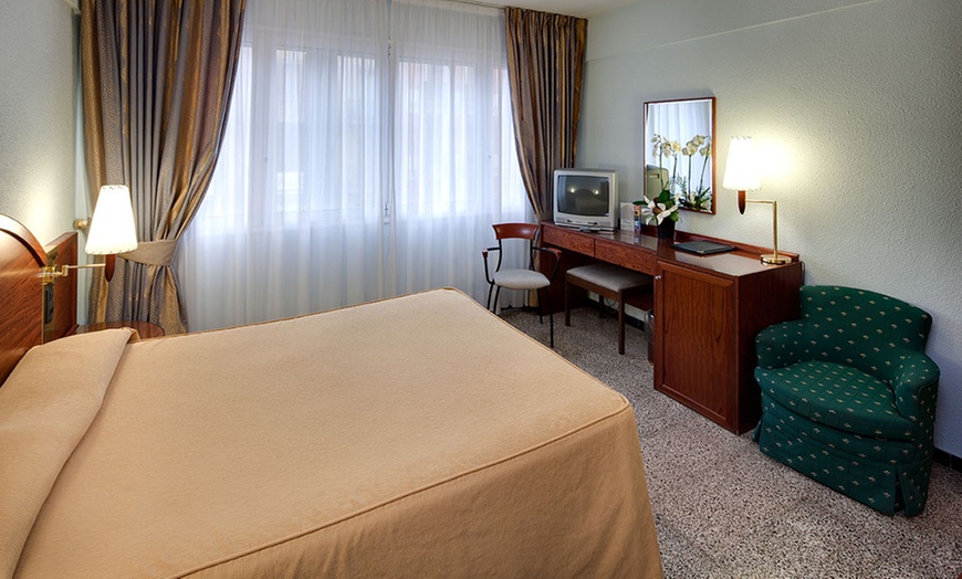 Image 2: Tarragona, descubre el legado de Gaudí y PortAventura