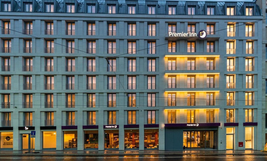 Image 2: Deutschland: 1 Nacht für 2 Personen in einem von 54 Premier Inn Hotels