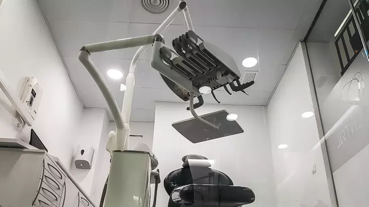 Dientes más blancos con limpieza dental y blanqueamiento en Sol Dental