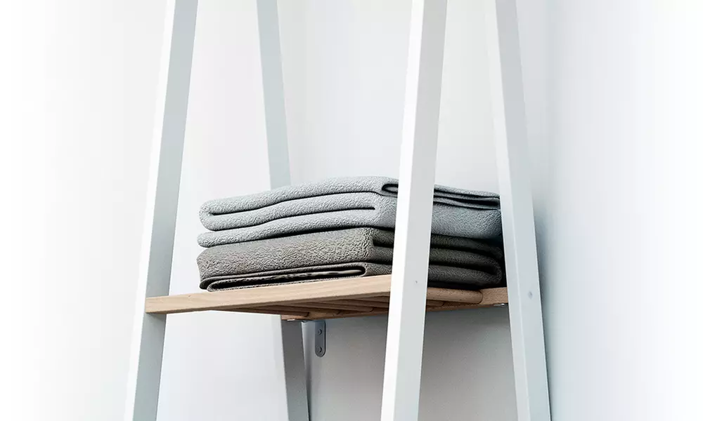 Kindvriendelijk kledingrek met speelgoed- en schoenenplank