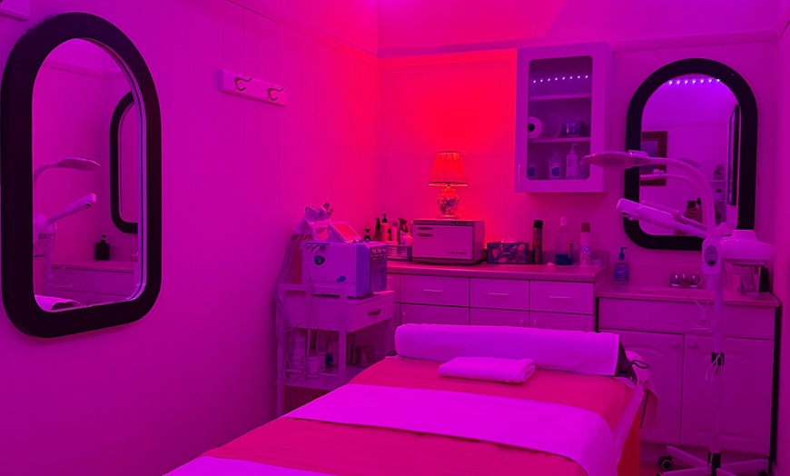 Image 2: 60 Min Massage, 90 Min Couples Massage + Facial & Massage 