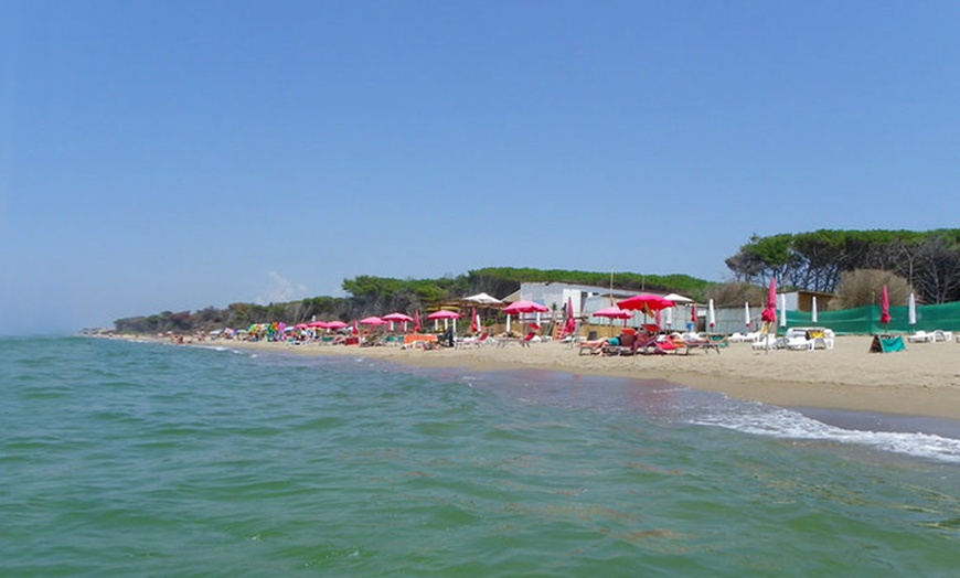 Image 2: Spiaggia, lettino e snack a Paestum