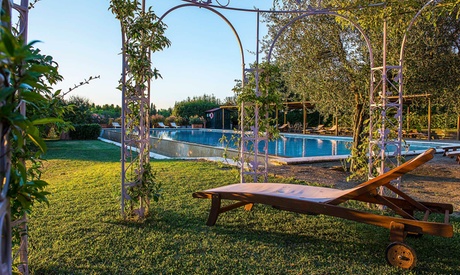 Chiusi: 1 notte con colazione o mezza pensione, welcome gift e ingresso alle Terme per 2 presso Villa il Patriarca 4*