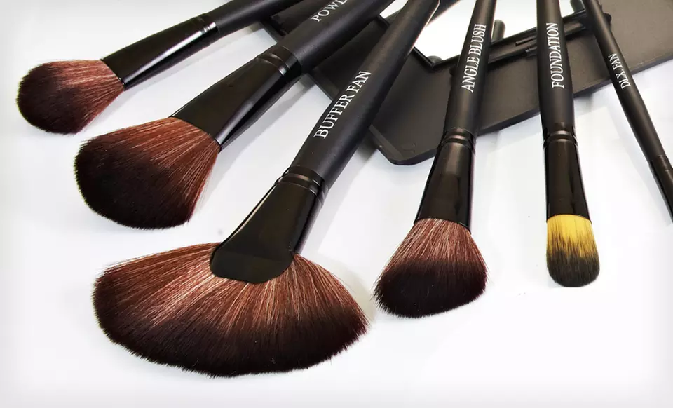 $25.99 for a Beauté Basics 24-Piece Makeup Brush Set ($149.95 List Price). Free Shipping and Returns. - Second Medium