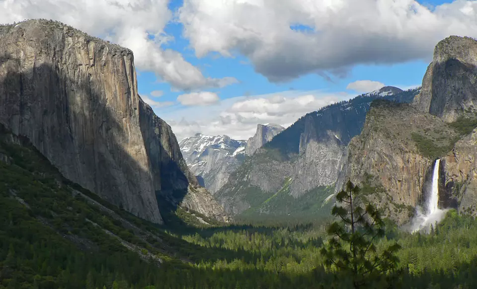 1- or 2-Night Stay for Two at Berkshire Inn near Yosemite National Park. Combine Up to 6 Nights. - Primary Image