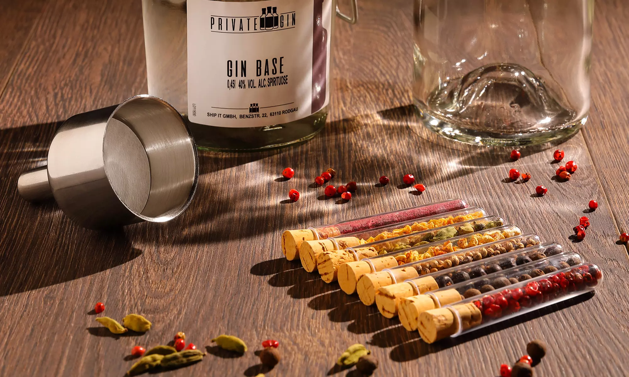 Do-it-yourself Gin-Baukasten inkl. Weizen-Spirituose + 8 verschiedenen Botanicals von XXL Drinks (30% sparen*) - Primary Image