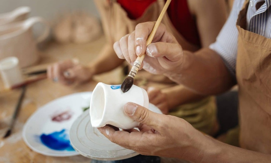 Image 2: ¡Taller de pintura en cerámica con bebidas para 1 o 2 personas!