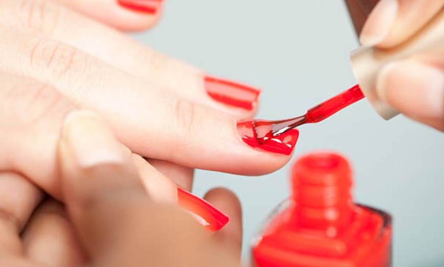 Image 8: Manicura, pedicura o uñas gel con esmaltado clásico o semipermanente 
