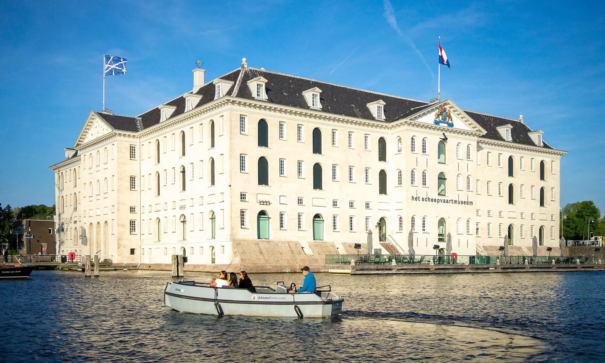 Amsterdam vanaf het water: sloep huren tot max. 10 personen