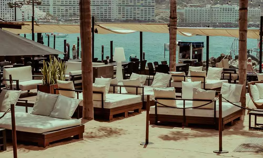 La isla bonita: day pass para 2 personas con cóctel y comida en Maroa